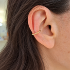Bague d’oreille torsadée Naxos en plaqué or 3 microns, portée