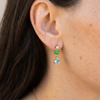 Boucles d'oreilles Djakarta pendantes plaquées or 3 microns oxydes de zirconium verts et brillants, portées