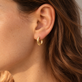 Boucles d'oreilles créoles Jersey rondes plaquées or 3 microns-portées