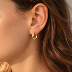 Boucles d'oreilles créoles Jersey rondes plaquées or 3 microns-portées