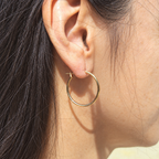 Boucles d'oreilles Kerguelen créoles rondes plaquées or 3 microns, portées