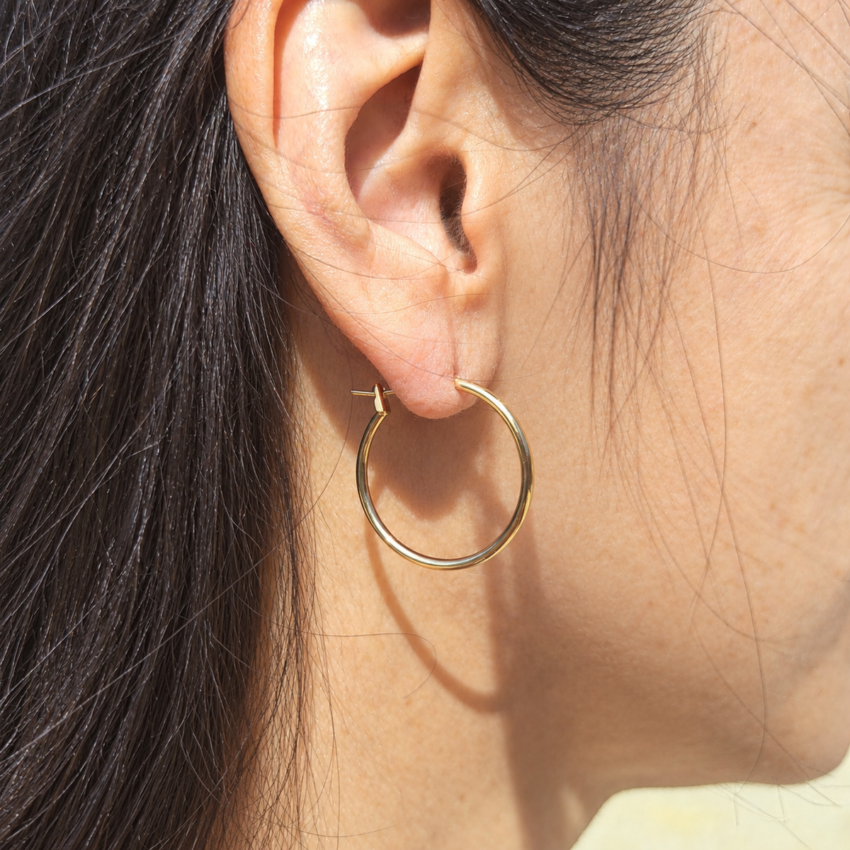 Boucles d'oreilles Kerguelen créoles rondes plaquées or 3 microns, portées
