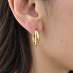 Boucles d'oreilles créoles Grand Bahama plaquées  or 3 microns ovales portées