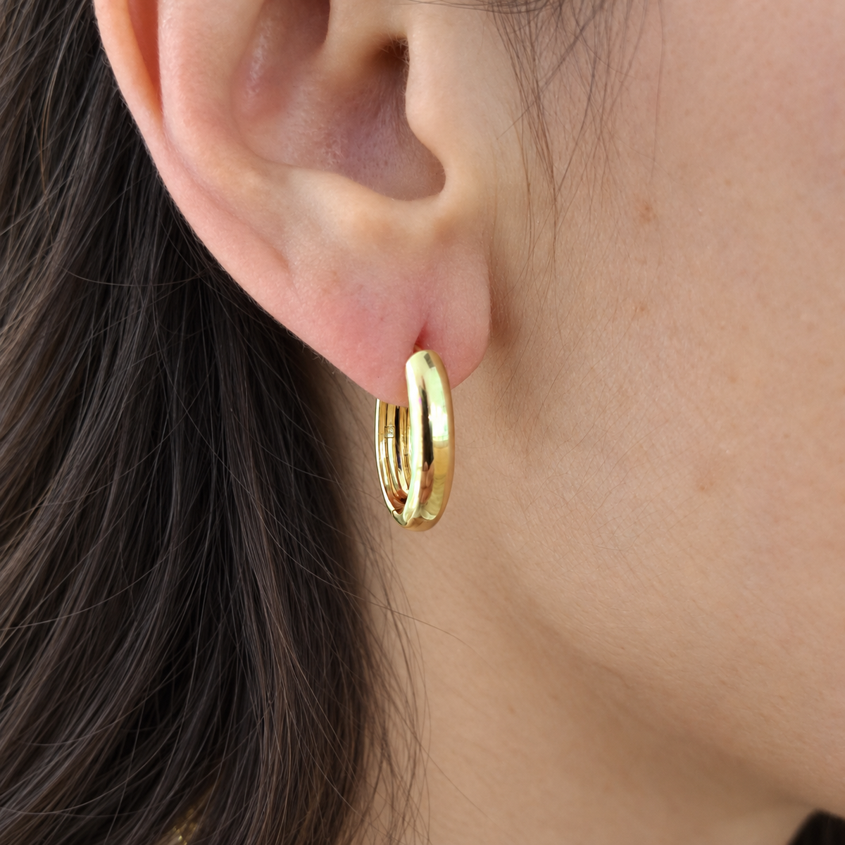 Boucles d'oreilles créoles Grand Bahama plaquées  or 3 microns ovales portées