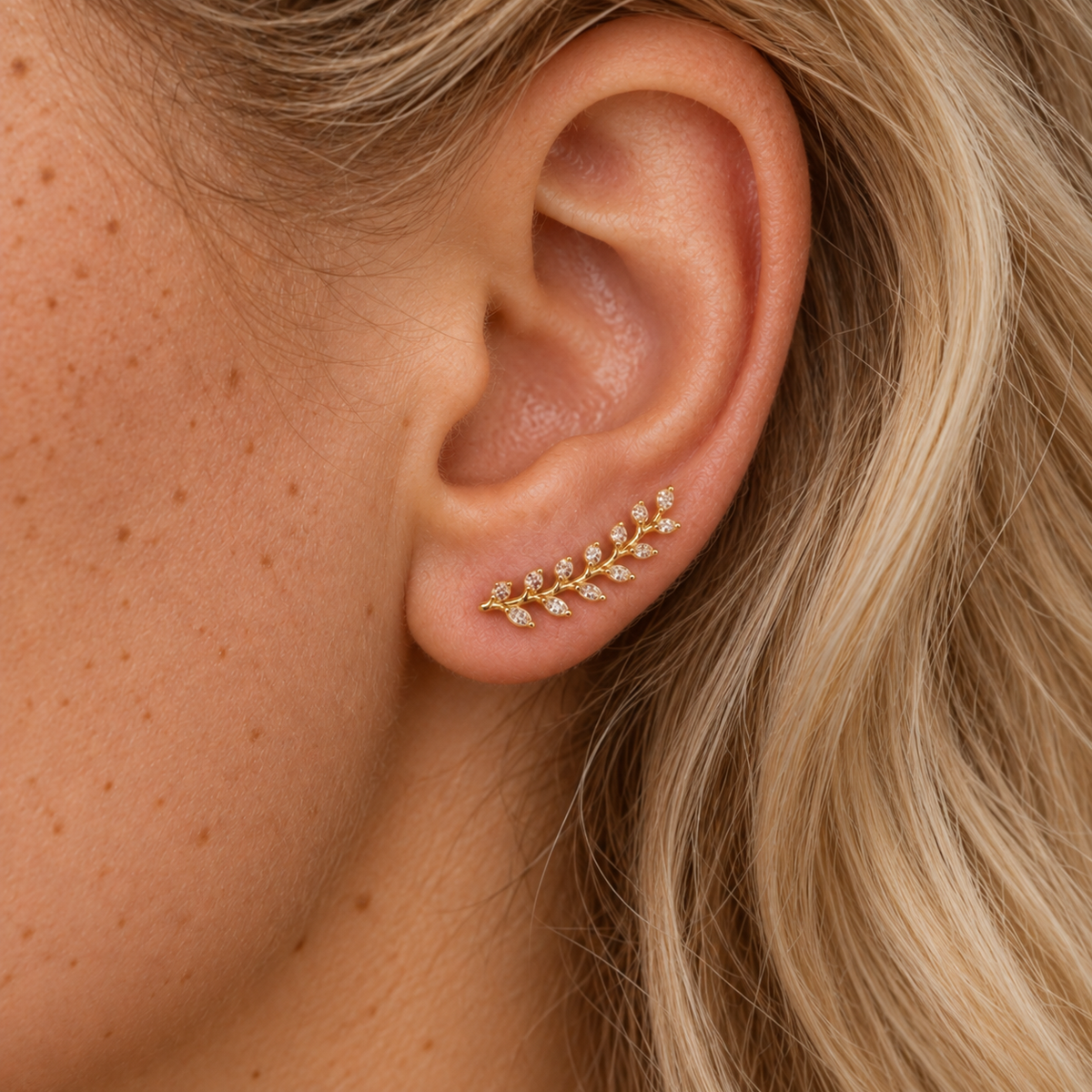  Boucles d'oreilles montantes Ischia plaquées or 3 microns oxydes de zirconium forme épi, portées