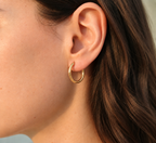 Boucles d'oreilles créoles Guernesey rondes plaquées or 3 microns portées