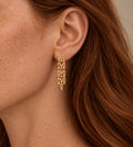 Boucles d'oreilles pendantes Tahiti plaquées or 3 microns et oxydes de zirconium, graphiques et ajourées, portées