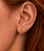Boucles d’oreilles Santorin, petites créoles plaquées or 3 microns avec billes, portées