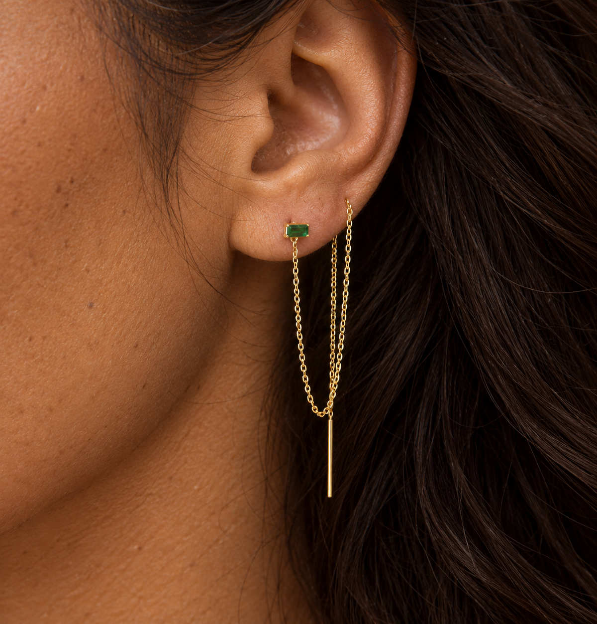 Boucles d’oreilles chaînettes Lampedusa en plaqué or 3 microns avec pierre verte, portée