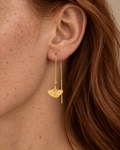 Boucles d’oreilles chaînettes Phuket plaquées or 3 microns avec pendentif ginkgo, portée