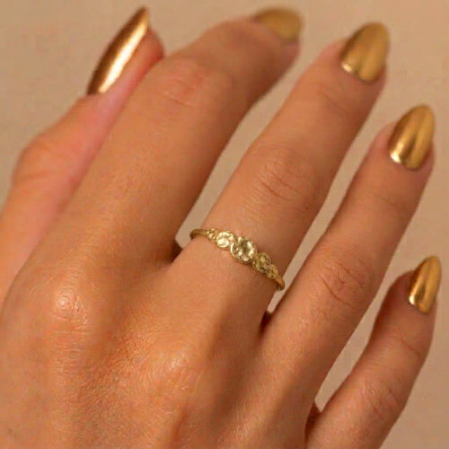 Bague Aruba plaqué or 3 microns avec petites pièces martelées, portée