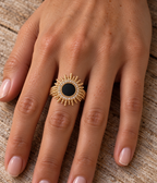 Bague Bora Bora plaquée or 3 microns, soleil avec agate noire centrale et oxydes de zirconium, portée