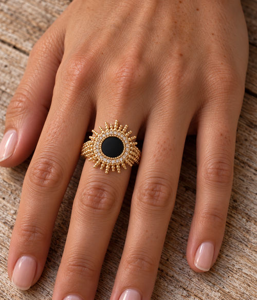 Bague Bora Bora plaquée or 3 microns, soleil avec agate noire centrale et oxydes de zirconium, portée