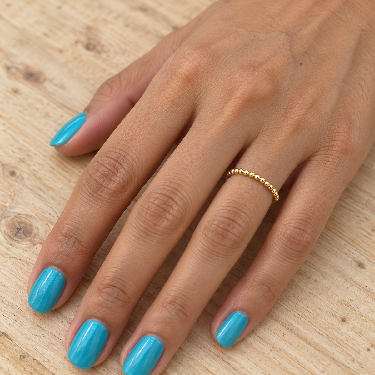 Bague Nouméa plaquée or 3 microns, cerclée de petites billes, portée