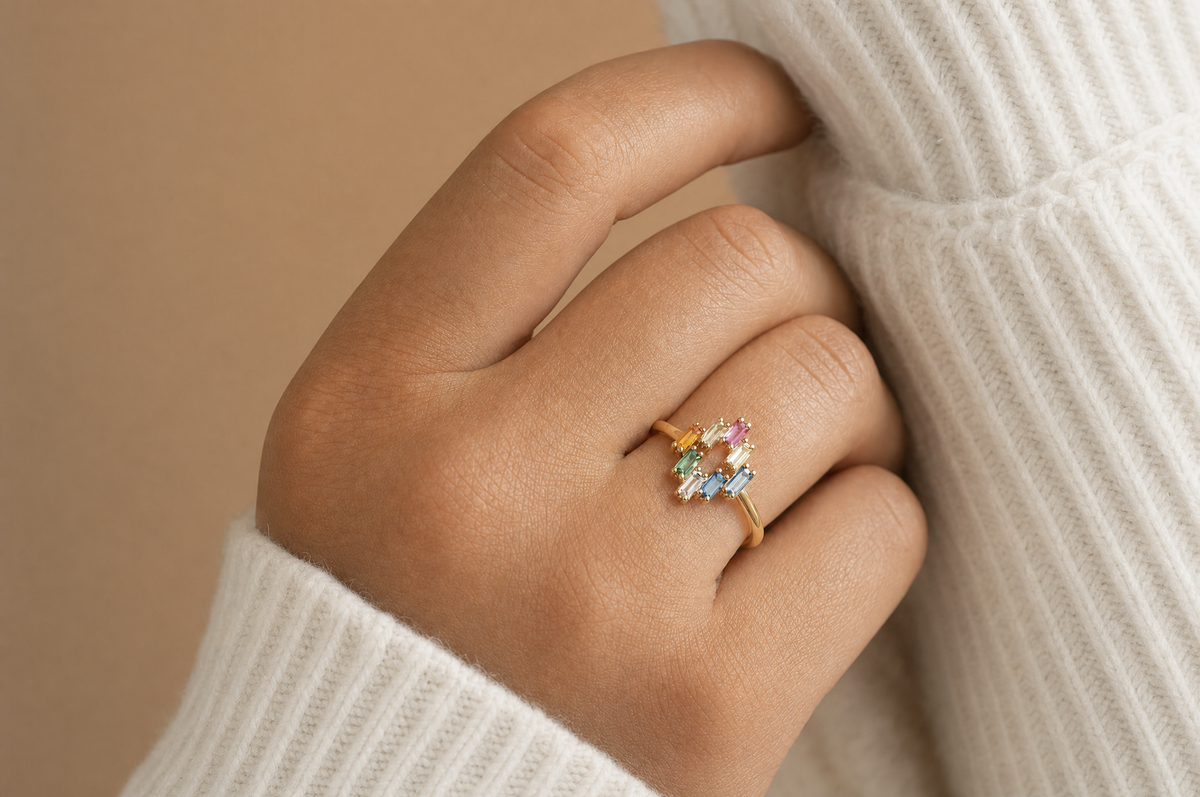 Bague Oléron plaquée or 3 microns, avec 8 oxydes de zirconium multicolores, portée