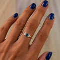 Bague Réunion plaquée or 3 microns pierre bleue centrale et oxydes de zirconium, portée
