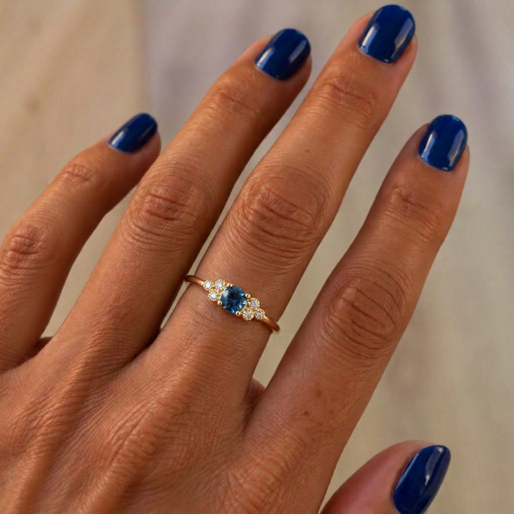 Bague Réunion plaquée or 3 microns pierre bleue centrale et oxydes de zirconium, portée