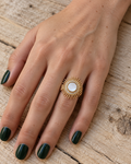 Bague Ténérife plaquée or 3 microns, soleil nacre blanche centrale et oxydes de zirconium, portée