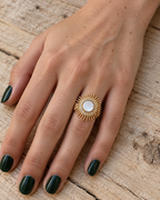 Bague Ténérife plaquée or 3 microns, soleil nacre blanche centrale et oxydes de zirconium, portée