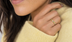 Bague Tuamotu plaquée or 3 microns, oxydes de zirconium verts et brillants, portée