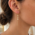 Boucles d'oreilles Futuna chaînettes plaquées or et oxydes de zirconium, portées
