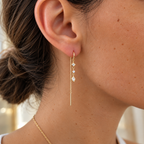 Boucles d'oreilles Futuna chaînettes plaquées or et oxydes de zirconium, portées