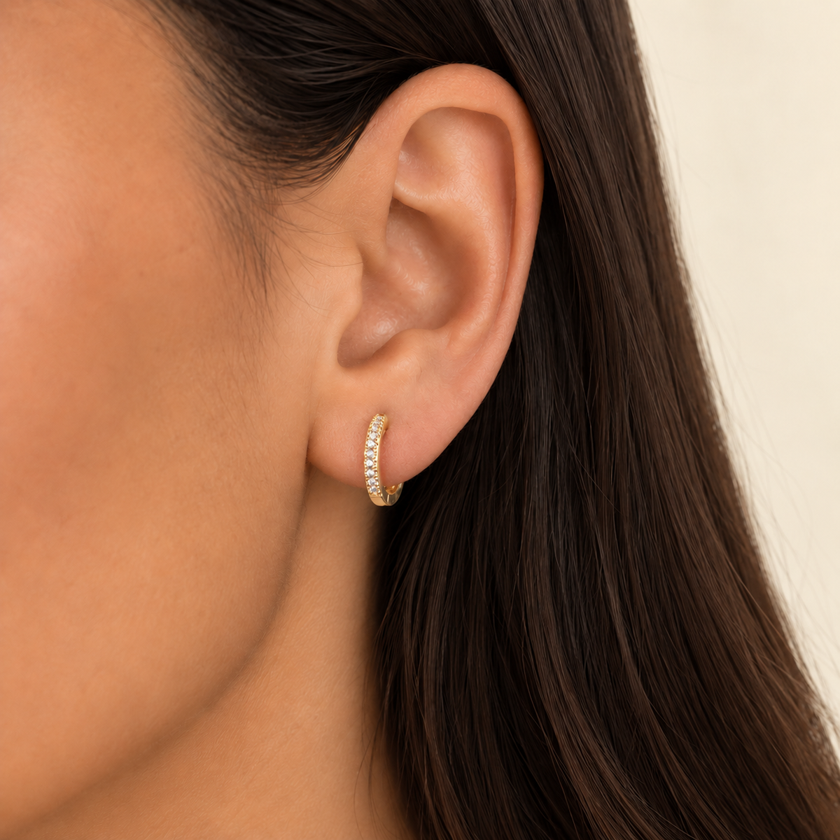 Boucles d'oreilles Aurigny, créoles plaquées or 3 microns et oxydes de zirconium, portées
