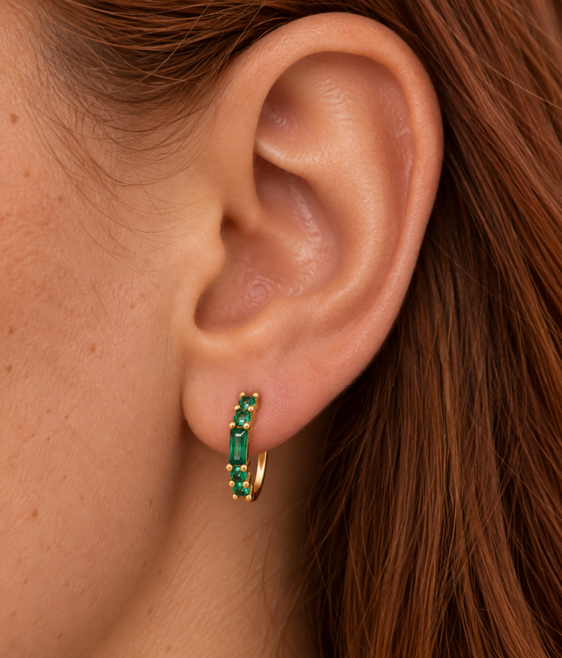 Boucles d'oreilles Monte Cristo plaquées or 3 microns et oxydes de zirconium verts, portées