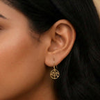 Boucles d'oreilles Waikiki plaquées or 3 microns motif arbre de vie, portées