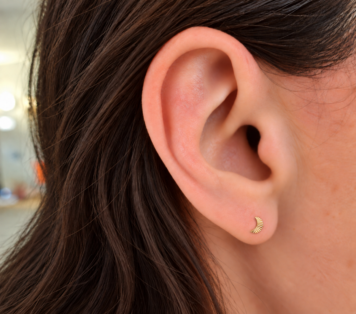 Boucles d'oreilles puces Aruba plaquées or 3 microns striées, côté lune, portées