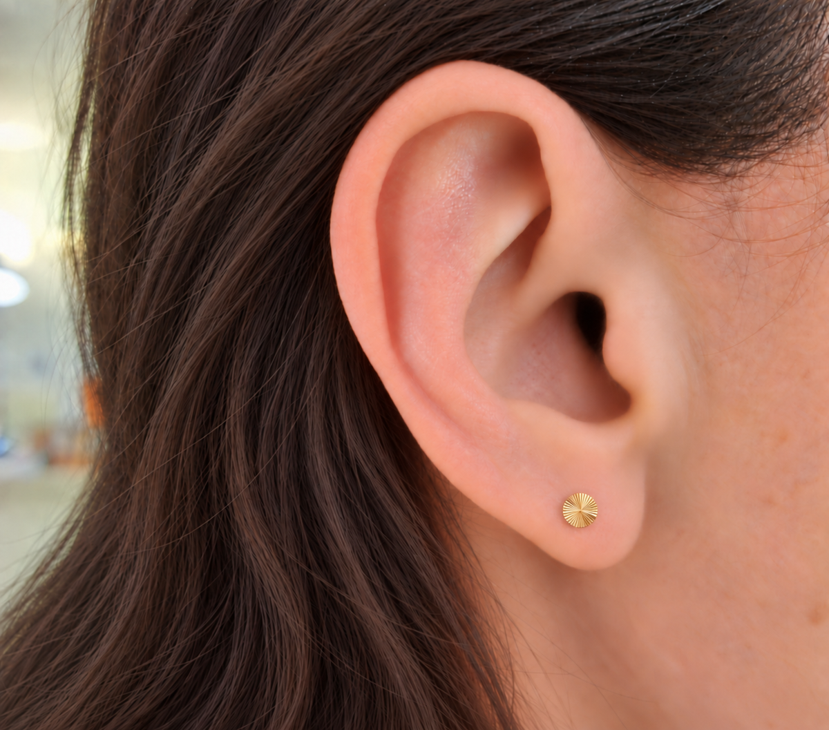 Boucles d'oreilles puces Aruba plaquées or 3 microns striées, côté soleil, portées