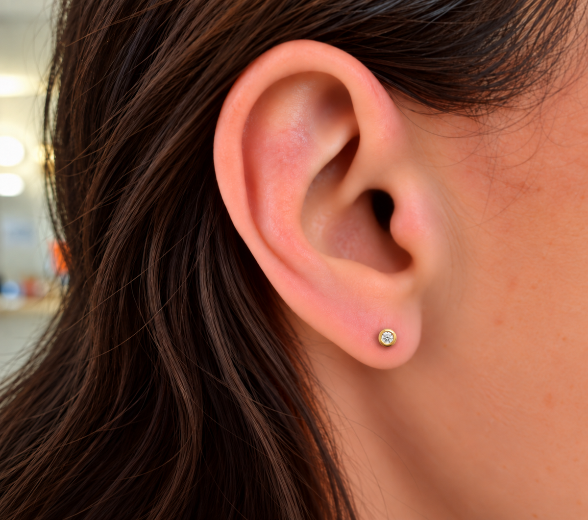 Boucles d'oreilles puces Ibiza plaquées  or 3 microns avec oxyde de zirconium, portées