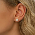 Boucles d'oreilles puces Malte plaquées or 3 microns et oxydes de zirconium, portées