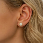 Boucles d'oreilles puces Malte plaquées or 3 microns et oxydes de zirconium, portées