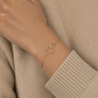 Bracelet chaînette Capri plaqué or 3 microns avec 2 anneaux entrelacés, porté