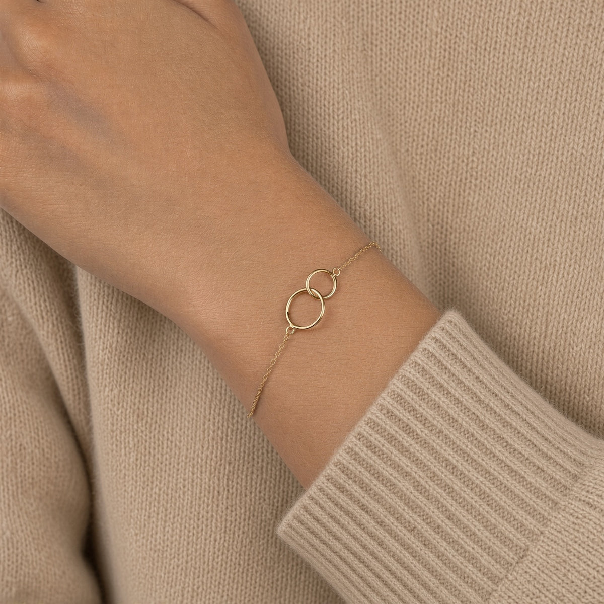 Bracelet chaînette Capri plaqué or 3 microns avec 2 anneaux entrelacés, porté