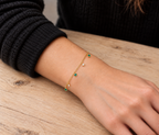 Bracelet chaînette Belle Île plaqué or 3 microns avec oxydes de zirconium verts et brillants, porté