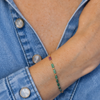 Bracelet chaînette Guadeloupe plaqué or 3 microns avec pierres fines rubis zoisites vertes, porté