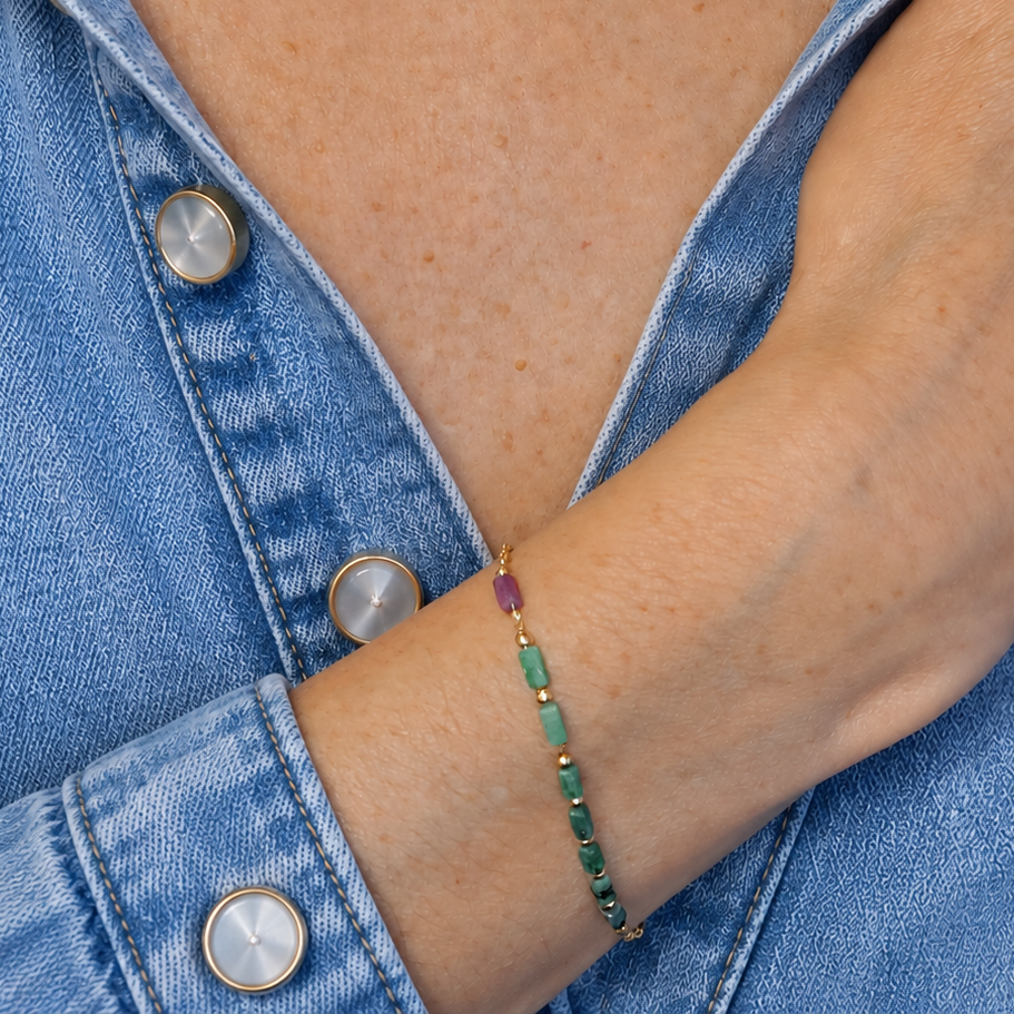 Bracelet chaînette Guadeloupe plaqué or 3 microns avec pierres fines rubis zoisites vertes, porté