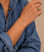 Bracelet Waikiki plaqué or 3 microns, chaînette avec motif arbre de vie, porté