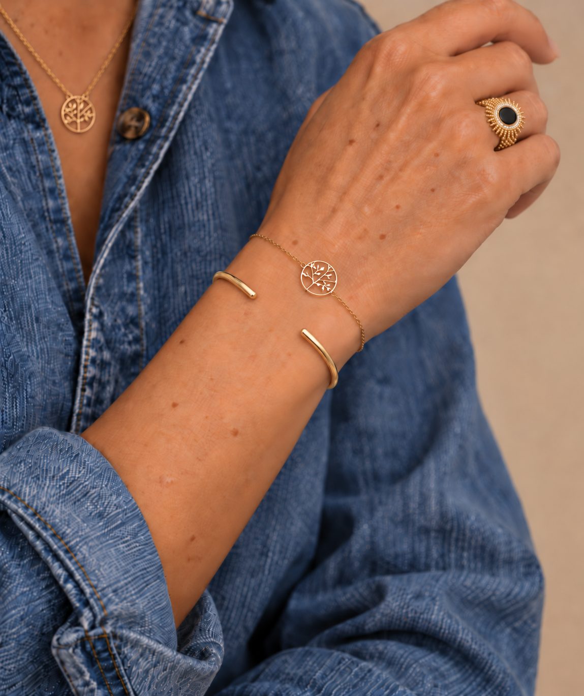 Bracelet Waikiki plaqué or 3 microns, chaînette avec motif arbre de vie, porté
