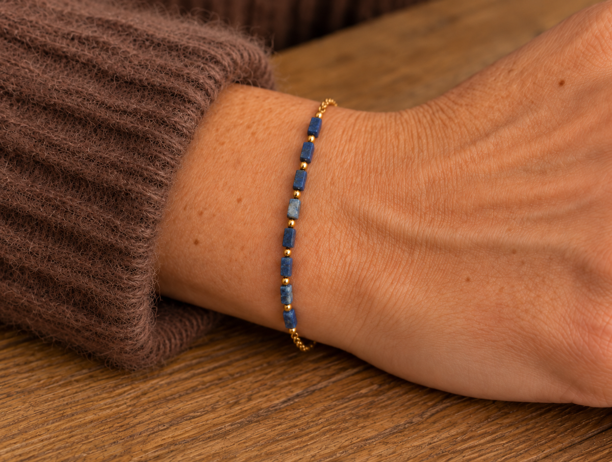 Bracelet chaînette Martinique plaqué or 3 microns avec pierres sodalites bleues, porté