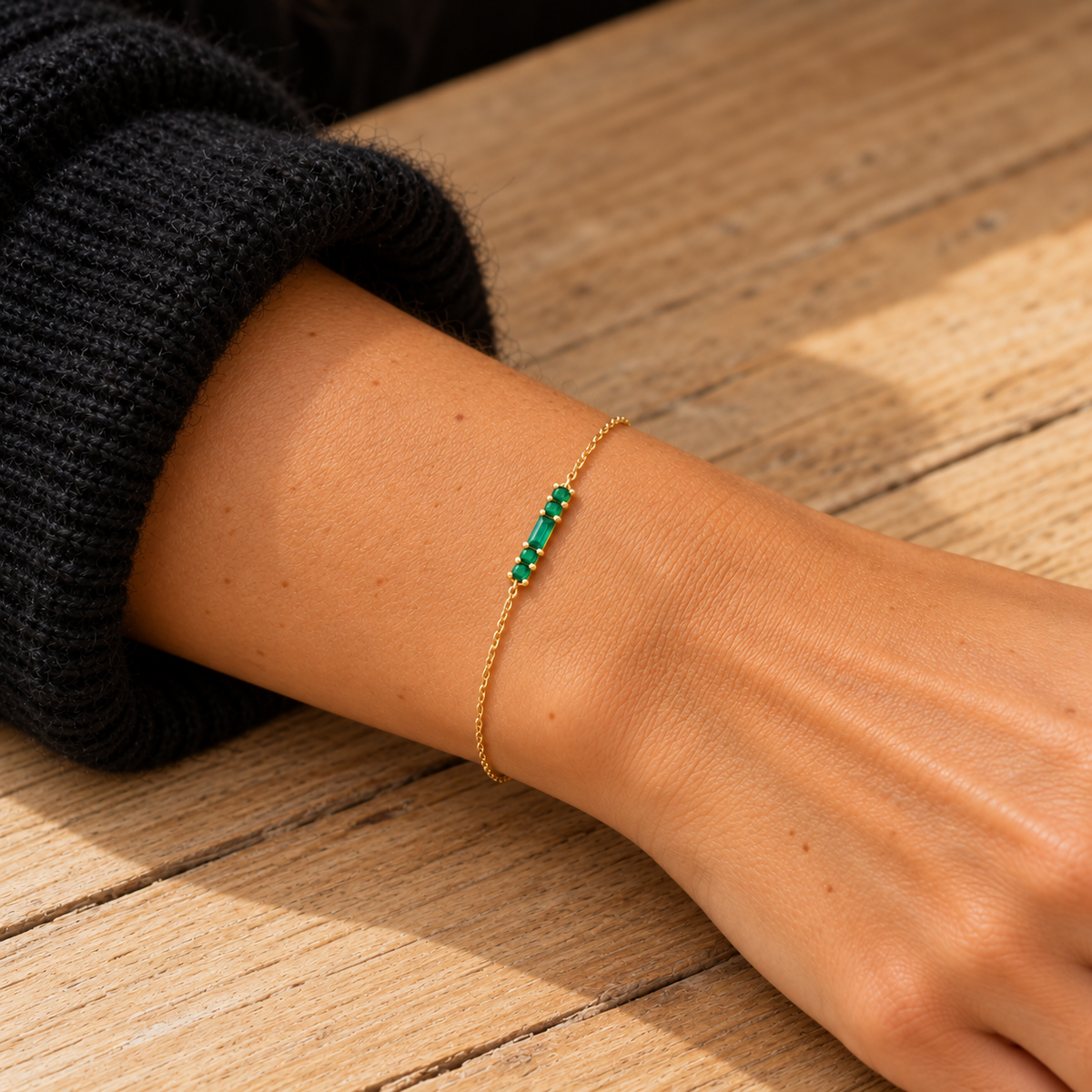 Bracelet Monte Cristo plaqué or 3 microns et oxydes de zirconiums verts, porté