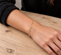 Bracelet Noirmoutier plaqué or 3 microns chaînette avec oxydes de zirconium bleus et brillants, porté