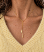 Collier Java plaqué or 3 microns et pendentif long double goutte d'eau, en forme de Y, porté