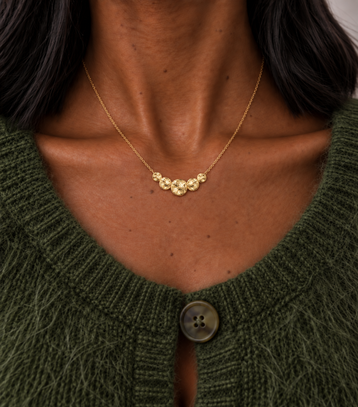 Collier Aruba plaqué or 3 microns, pendentif pièces martelées, porté