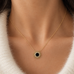 Collier Bora Bora plaqué or 3 microns avec pendentif soleil agate noire centrale et oxydes de zirconium, porté