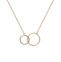Collier Capri plaqué or 3 microns avec 2 anneaux entrelacés, détail