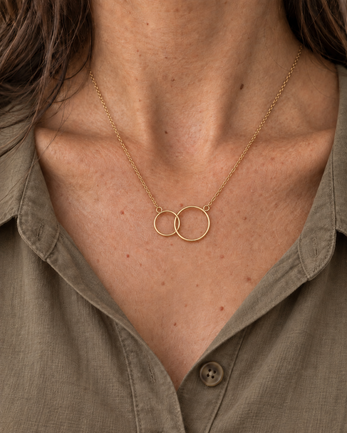 Collier Capri plaqué or 3 microns avec 2 anneaux entrelacés, porté