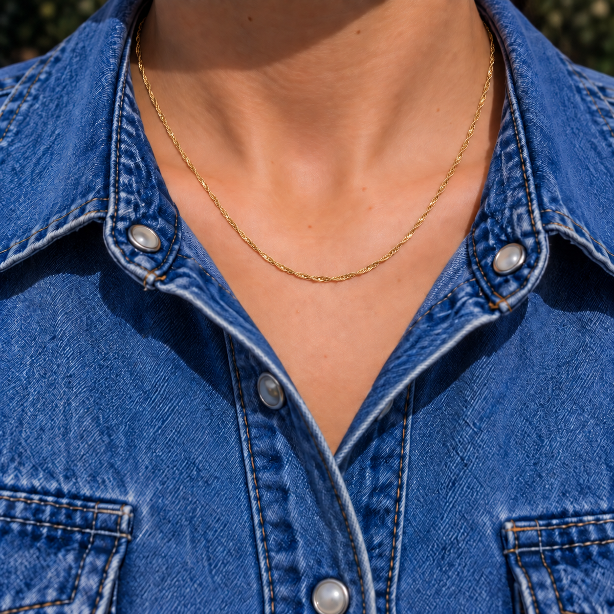 Collier chaînette Eleuthera plaqué or 3 microns effet torsadé, porté